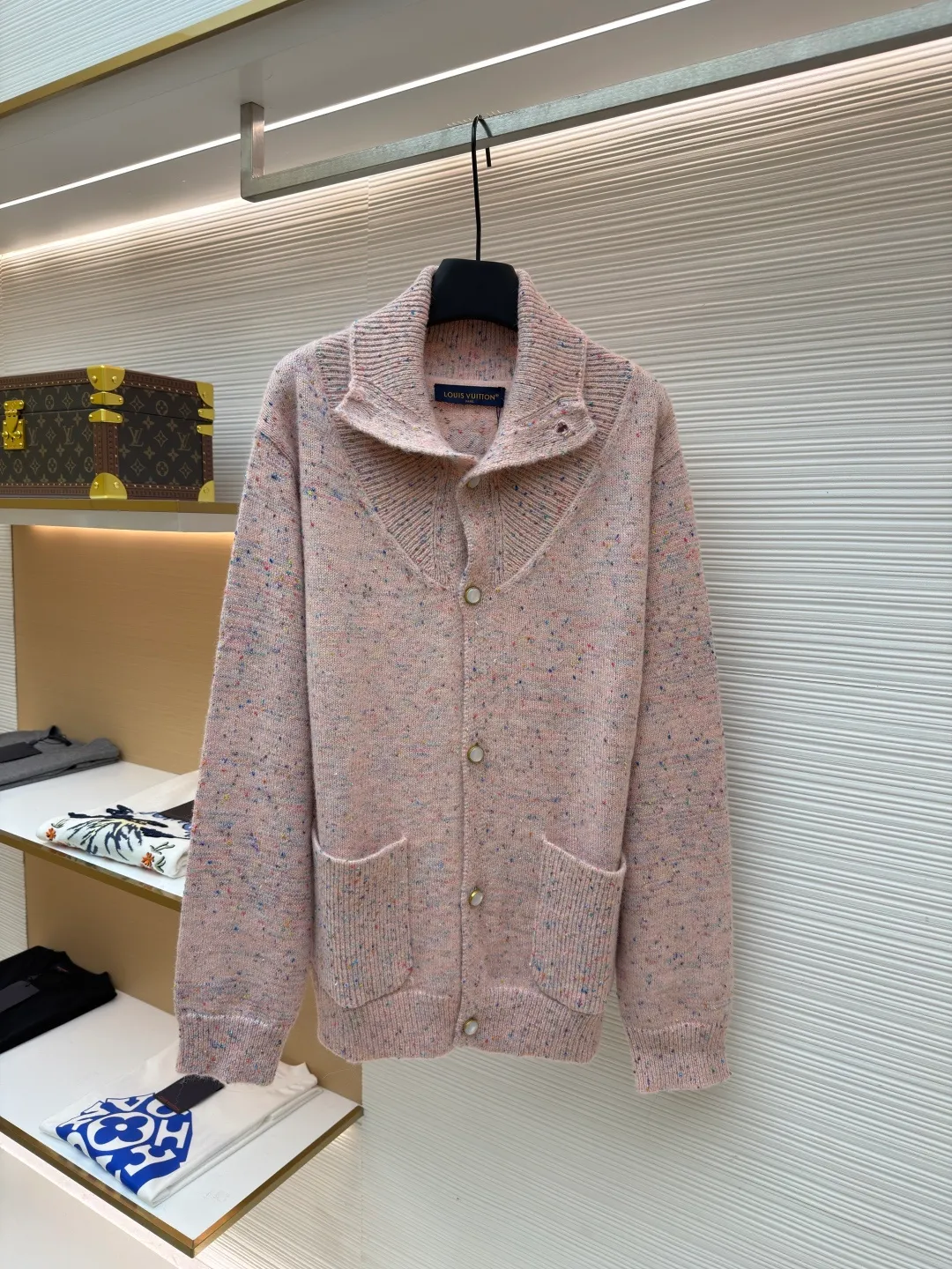 LOUIS VUITTON letter badge cherry blossom pink pearl button wool knitted cardigan ●Original version: purchased and developed for 15999 ●Item number: 1682371-C15 ●Fabric: wool fabric ●Technology: knitted production ●Color: cherry blossom pink ●Version: fitted version ●Weight: about 850 grams ●Size: S-M-L-XL ●Description: This Louis Vuitton SS26 spring and summer series tweed lapel cardigan is made of alpaca and merino wool blended tweed fabrics. It is made of cherry blossom pink variegated texture through a custom spinning and dyeing process. The fabric is raised and steam-set to form a fluffy and soft touch and is not easy to pill. The body adopts three-dimensional cutting technology, and the lapel has a thin shaping interlining built in to ensure that the collar is crisp and not collapsed. The custom metal buttons at the placket are polished and glazed for a delicate texture and anti-oxidation. The front patch pocket is hand-piped, and the stitching distance at the pocket is precisely controlled within 0.5cm, making it smooth and wrinkle-free. The cuffs and hem are trimmed with ribbing, which provides long-lasting elasticity and prevents loosening. The entire seam uses double-needle overlocking technology, with up to 12 stitches per inch, which is reinforced while maintaining beauty. The details combine the brand's exquisite knitting technology with the lightweight design concept of the spring and summer series. The overall wiring is straight and delicate, the fabric is comfortable and soft, and the color is consistent without color difference. It can be matched with the same style to create a fashionable look and control various occasions. Customized accessories, complete with three standards, same style for men and women!